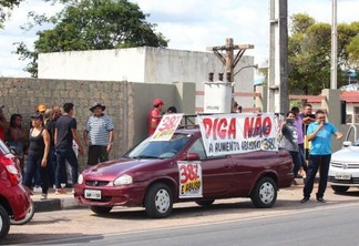 Durante protesto, manifestantes tiveram apoio de motoristas que passavam pelo local e faziam buzinaço (Foto: Priscilla Torres/Folha BV)