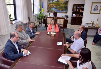 A governadora Suely Campos com o governador eleito Antonio Denarium e integrantes da equipe de transição (Foto: Fernando Oliveira/Secom RR)