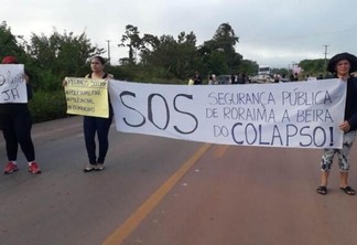 Manifestantes exigem que o Governo pague salários de bombeiros e policiais militares que atuam em Rorainópolis (Foto: Divulgação)