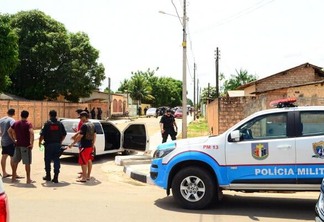 Segundo informações da Polícia Militar, três dos bandidos chegaram a ser baleados dentro do veículo. (Foto: Nilzete Franco / FolhaBV)