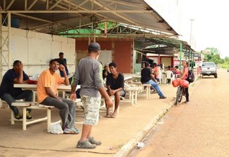 Imigrantes causam transtornos para clientes de comércios próximos à rodoviária (Foto: Nilzete Franco/Folha BV)