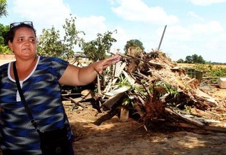 A dona de casa Léia de Sousa, desesperada com a ação da Prefeitura (Fotos: Priscilla Torres/Folha BV)