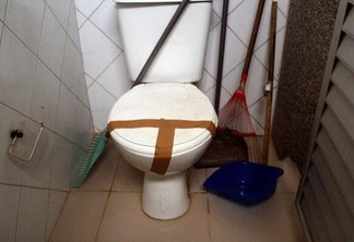 Banheiros sujos, mau cheiro e lixo são algumas das reclamações dos funcionários e usuários na Central de Flagrantes (Foto: Priscilla Torres/Folha BV)