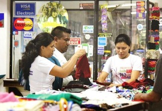 O movimento no comércio é grande no feriado, mas as vendas continuam baixas (Foto: Priscilla Torres/Folha BV)