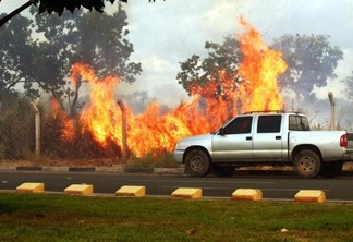 Incêndio se alastrou do fim da Avenida Ville Roy até próximo à universidade (Foto: Priscilla Torres/Folha BV)
