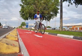 O número de ciclistas usando as ciclovias é mínimo (Foto: Wenderson Cabral/Folha BV)