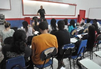 Estudantes aproveitam o sábado para reforçar conhecimento para o vestibular (Foto: Diane Sampaio/Folha BV)