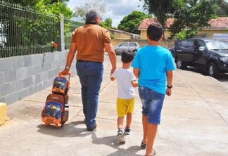 Os pais começam a ver como fazer para manter os filhos nas escolas particulares apesar do reajuste (Foto: Wenderson Cabral/Folha BV)