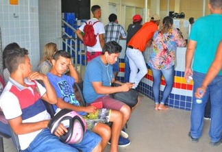 Às 10h da manhã mais de trinta pessoas aguardavam para registrar boletim, algumas estavam desde as 7h (Foto: Wenderson Cabral/Folha BV)