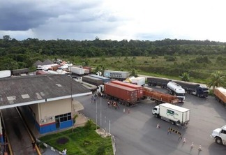 Mais de cem caminhões bloqueiam a passagem na BR-174, a rodovia que liga Roraima ao Amazonas (Foto: Divulgação)