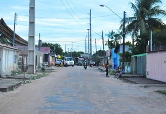 O fato aconteceu na rua Vovó Júlia, bairro Caimbé, zona de prostituição e tráfico de drogas (Foto: Wenderson Cabral/Folha BV)