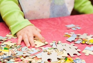 Além de ajudar na concentração, o quebra-cabeça pode ser um brinquedo que estimula o desenvolvimento infantil (Foto: Divulgação)