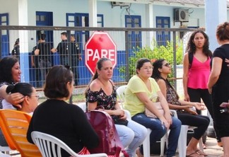 Esposas de militares estão acampadas em frente aos portões do CPC desde a noite de quarta-feira, 28 (Foto: Priscilla Torres/Folha BV)