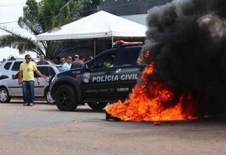Manifestante atearam fogo em barricada montada em frente do 5º DP (Foto: Priscilla Torres/FolhaBV)