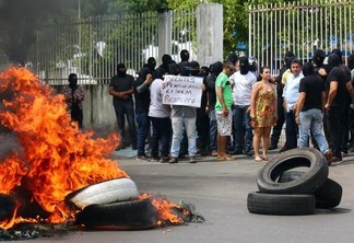 Agentes penitenciários queimaram pneus como forma de fechar a Sejuc (Foto: Priscilla Torres/Folha BV)