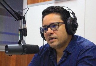 Futuro diretor-presidente do Detran-RR, Igo Brasil, durante entrevista na Rádio Folha (Foto: Diane Sampaio/Folha BV)