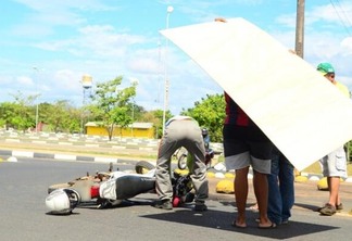 Populares prestam apoio a motociclista, enquanto condutora do carro pede auxílio de familiares por telefone (Foto: Nilzete Franco/Folha BV)