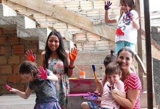 Luciana Guedes com os filhos, Chloé, de seis anos e Luiz Eduardo, de três, em momento de lazer durante as férias (Foto: Priscilla Torres/Folha BV)