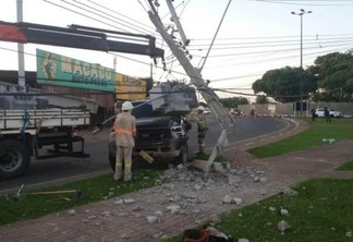 Técnicos da Eletrobras Roraima foram chamados para realizar a substituição de poste (Foto: Major Tássio de Oliveira/Operação Acolhida)