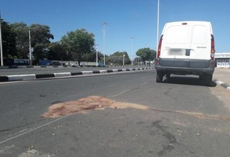No asfalto, onde ocorreu o acidente, restou uma mancha grande de sangue (Foto: Nilzete Franco/Folha BV)