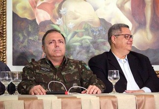 Interventor federal da Sefaz, general Eduardo Pazuello, ao lado do vice-governador eleito, Dr. Frutuoso Lins (Foto: Priscilla Torres/Folha BV)