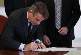 Antonio Denarium assinou o documento que garante repasse de glebas para Roraima (Foto: Divulgação)