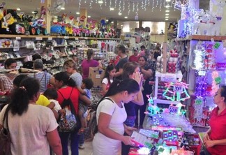 Nas lojas do centro comercial da Jaime Brasil, o movimento foi frenético neste fim de semana (Foto: Diane Sampaio/Folha BV)