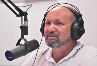 Presidente do Sintraima, Francisco Figueira, durante entrevista na Rádio Folha (Foto: Diane Sampaio/Folha BV)