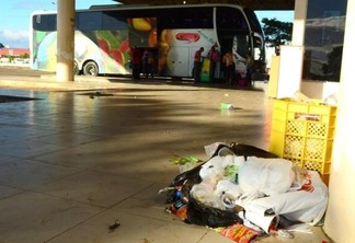 Por conta do lixo, moscas e o cheiro forte incomodam quem passa pelo local (Foto: Nilzete Franco/Folha BV)