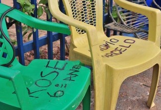 Batalha para conseguir uma vaga começa em meados de dezembro, quando pais de alunos começam a prender cadeiras às grades das escolas (Foto: Priscilla Torres/Folha BV)