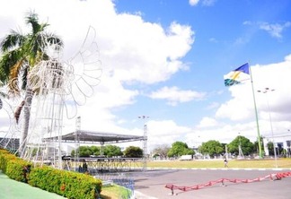 Palco montado ao lado do monumento aos Garimpeiros está quase finalizado (Foto: Diane Sampaio/Folha BV)