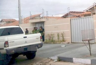 Agentes foram à casa do procurador, no bairro Paraviana; operação também determinou o afastamento do procurador de suas funções e até a proibição do acesso às dependências do MPC-RR (Foto: Divulgação)