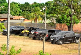 Entre os bens apreendidos durante a operação, estão veículos que foram levados para o pátio da PRF (Foto: NilzeteFranco/Folha BV)