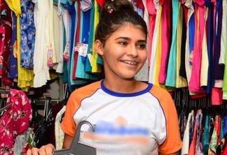 ‘No início, era só uma grana extra para comprar minhas coisinhas’, diz vendedora temporária contratada após as festas (Foto: Nilzete Franco/Folha BV)