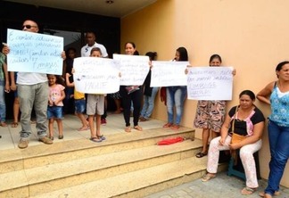 Servidores terceirizados voltaram a realizar manisfesto em frente a Sefaz (Foto: Nilzete Franco/Folha BV)