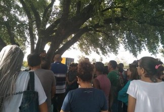 O ato reuniu vários servidores na Praça do Centro Cívico (Foto: Yara Walker/Folha BV)