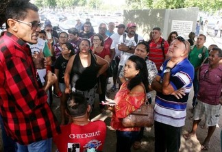 Cerca de cem professores se reuniram e protestaram durante a manhã de ontem (Foto: Priscilla Torres/Folha BV)