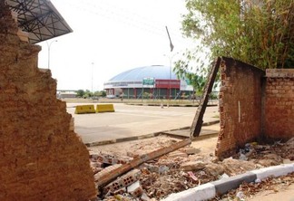 Carro destruiu parte da estrutura do muro e chegou a invadir portaria da vila (Foto: Diane Sampaio/Folha BV)