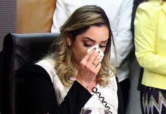 Ione Pedroso chorou ao fazer leitura do juramento quando falava sobre cumprir as leis, se disse inocente e que tudo será esclarecido (Foto: Priscilla Torres/Folha BV)