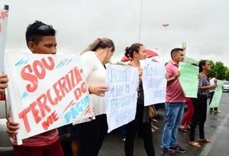 Servidores de empresas terceirizadas seguem aguardando pagamento de salários (Foto: Nilzete Franco/Folha BV)