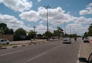Um dos radares está sendo montado na avenida Brigadeiro Eduardo Gomes, em frente ao Sesi (Foto: Minervaldo Lopes/Folha BV)