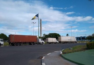 Todo o perímetro próximo do Monumento ao Garimpeiro ficou tomado de caminhões nesta quarta-feira, 16 (Foto: Nilzete Franco/Folha BV)