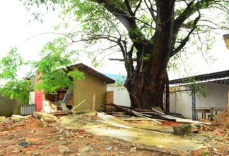Em outubro do ano passado, o muro do Instituto Médico Legal (IML) chegou a cair depois de uma forte chuva acompanhada de ventos (Foto: Nilzete Franco/Folha BV)