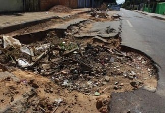 Sem respostas, moradores veem buraco se tornar maior e driblam dificuldades para sair de casa (Foto: Priscilla Torres/Folha BV)