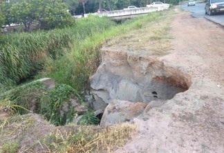 Cratera formada em vala já está chegando próximo a camada asfáltica da Travessa José Francisco, bairro Cinturão Verde (Foto: Divulgação)