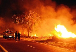 Terreno atingido pelas chamas não fica próximo a imóveis residenciais (Foto: Nilzete Franco/Folha BV)