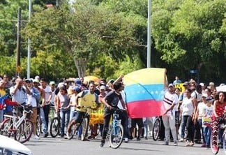 Venezuelanos protestam, na praça do centro cívico, contra o Governo de Nicolás Maduro(Foto:Fabrício Araújo/ FolhaBV)