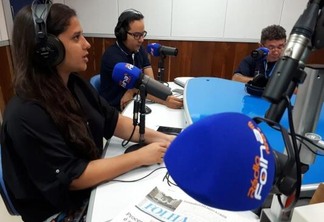 O Jornal da 100.3 é apresentada pelos jornalistas Ana Gabriela Gomes e Natanael Vieira (Foto: Néia Dutra / FolhaBV )