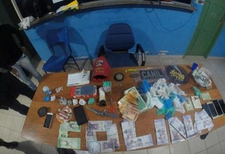 Policiais recolheram farta quantidade de drogas e um caderno de anotações com os suspeitos (Foto: Divulgação)