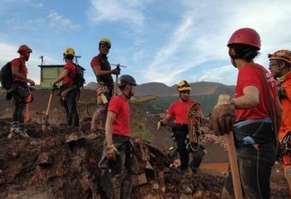 Equipes lutam contra o tempo para encontrar vítimas de rompimento de barragem (Foto: CBM MG)